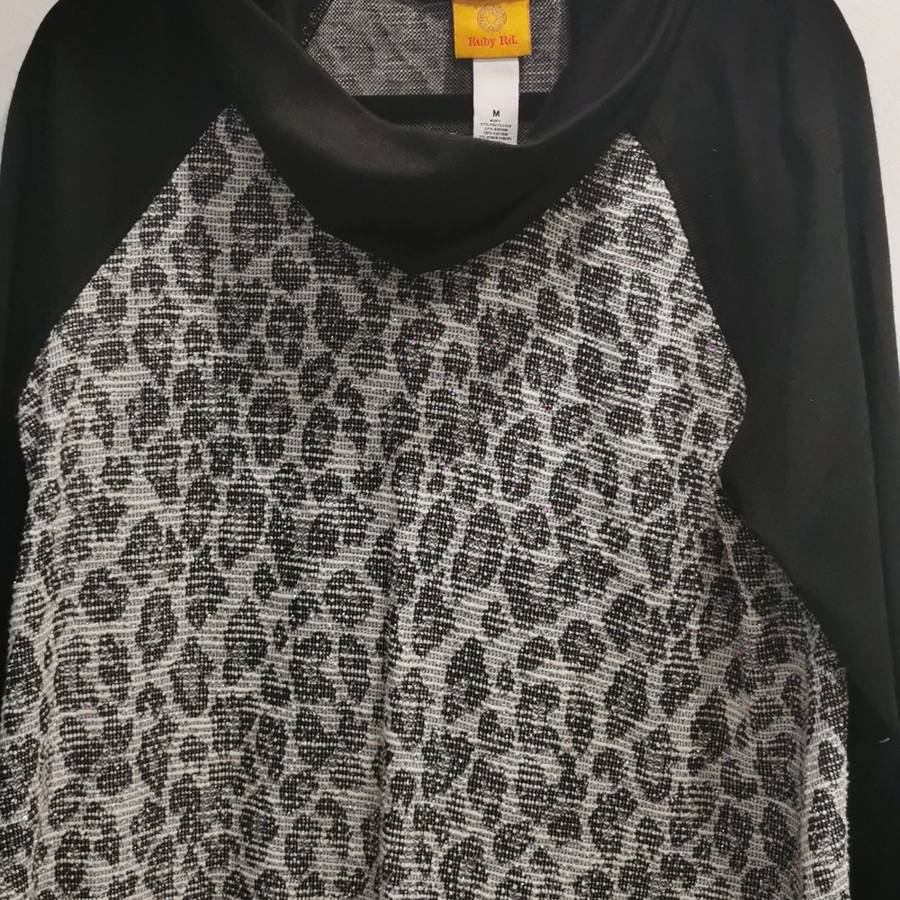 💚 Ruby Rd. Animal Print Top, Size M - Picture 5 of 9